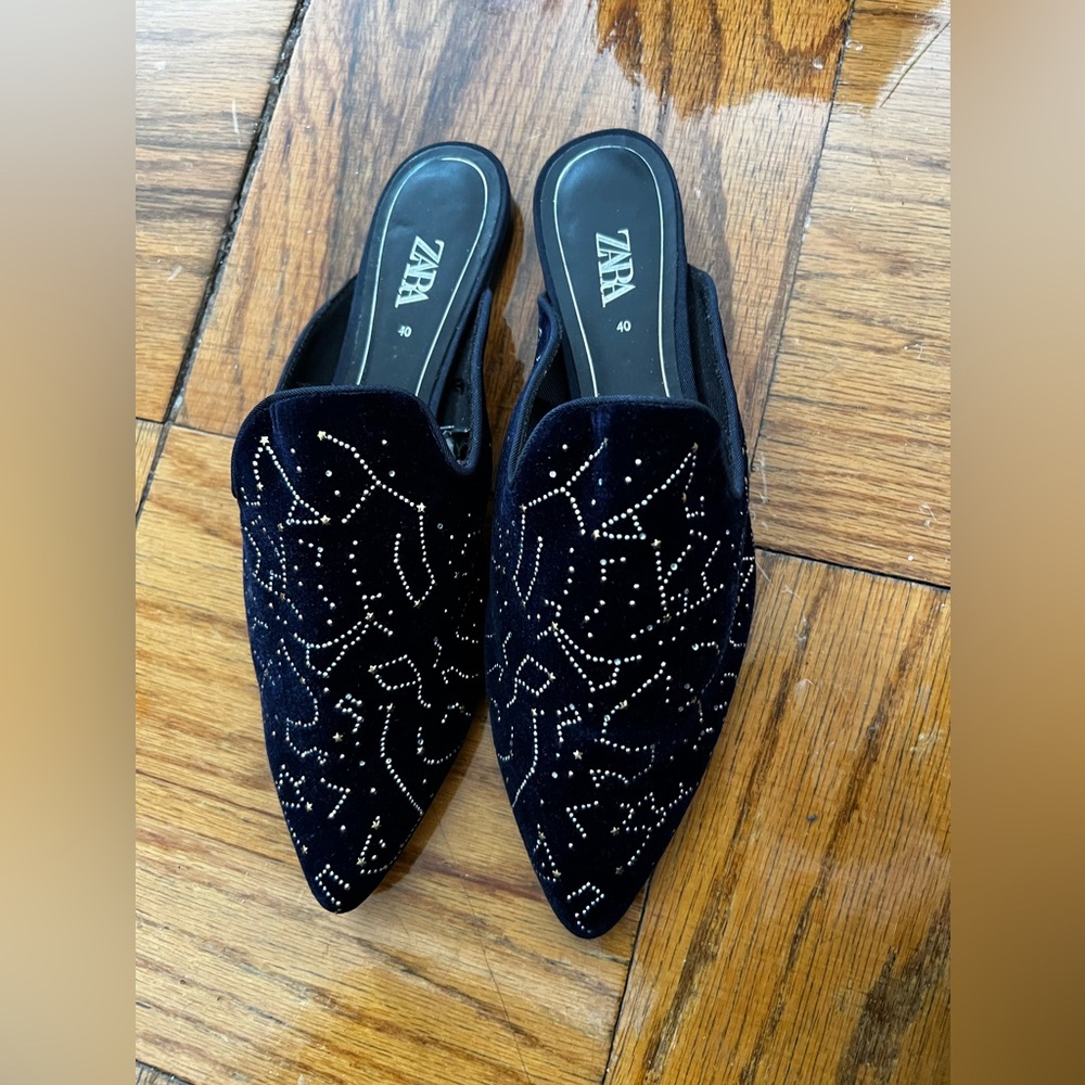 Navy velvet Zara mules with studded design
Size 40 - Size 9.5/10